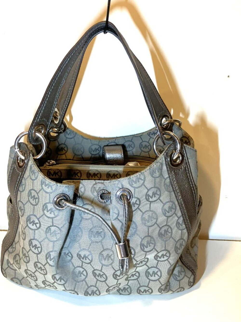 MICHAEL KORS Large Ludlow Grey/Silver Bag.  Excellent preown.